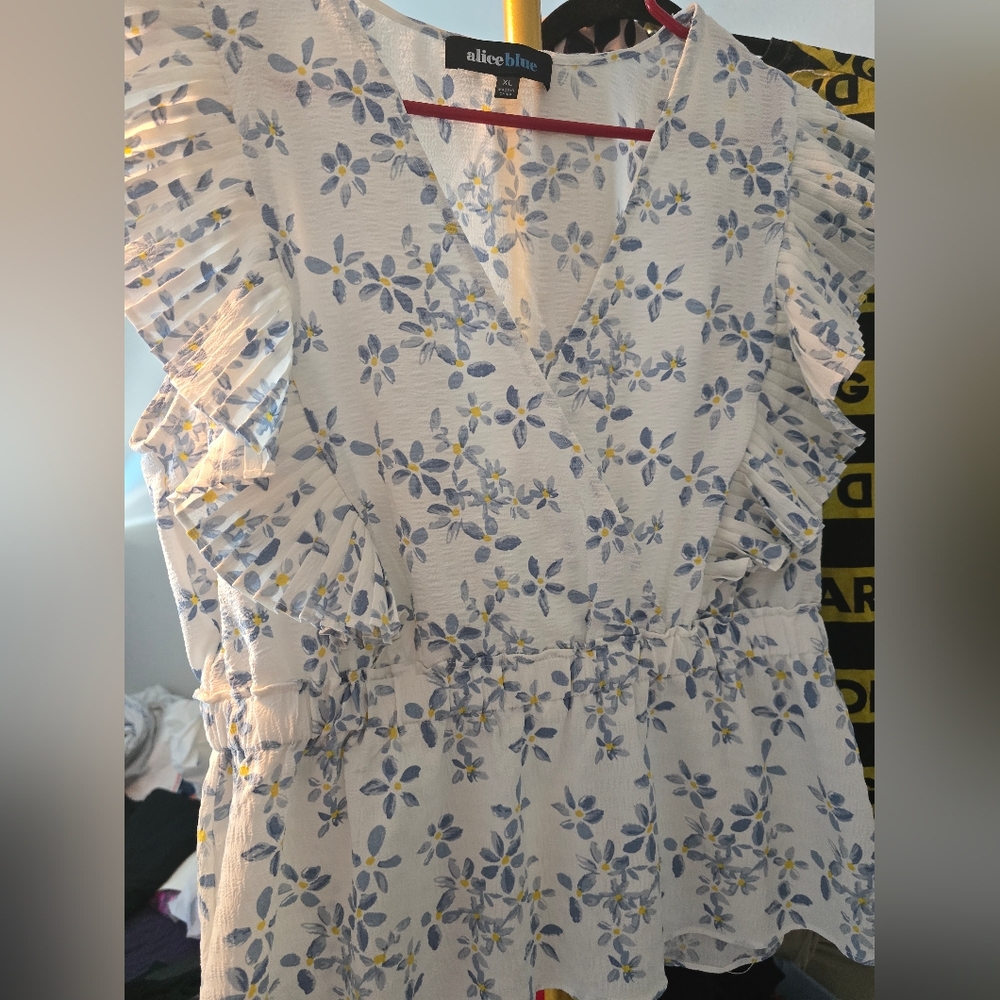 Alice Blue Floral V-Neck Peplum Blouse - White and Blue
